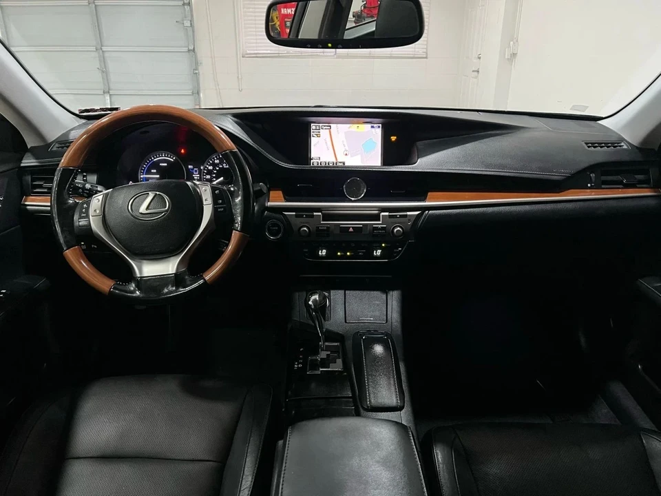 2015 Lexus ES 6th Gen - Image 9 of 17