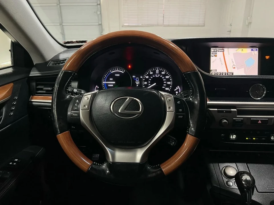 2015 Lexus ES 6th Gen - Image 10 of 17