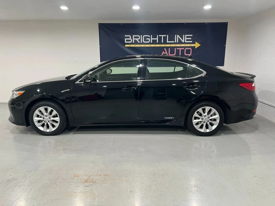 2015 Lexus ES 6th Gen - Image 2 of 17