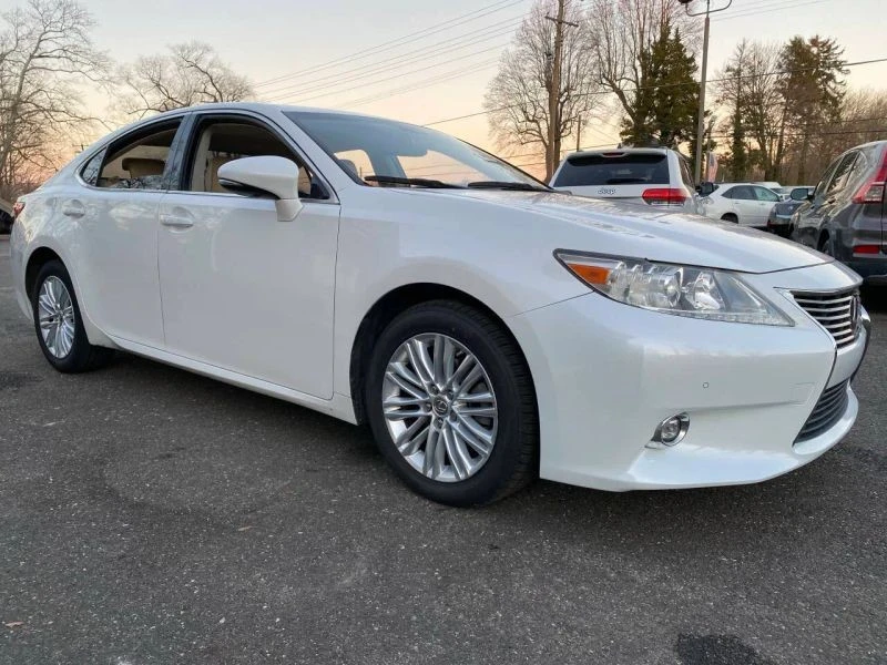 2015 Lexus ES 6th Gen - Image 8 of 12