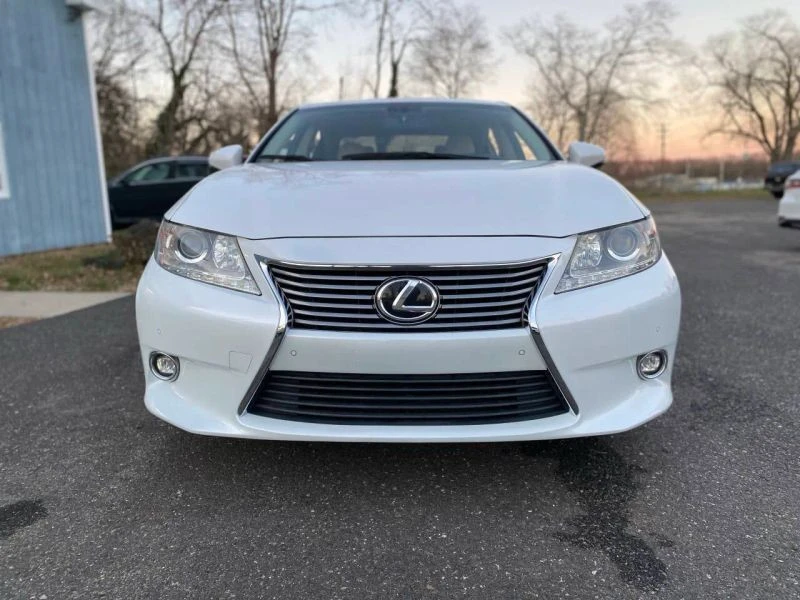2015 Lexus ES 6th Gen - Image 9 of 12