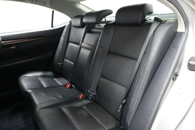 2015 Lexus ES 6th Gen - Image 3 of 31