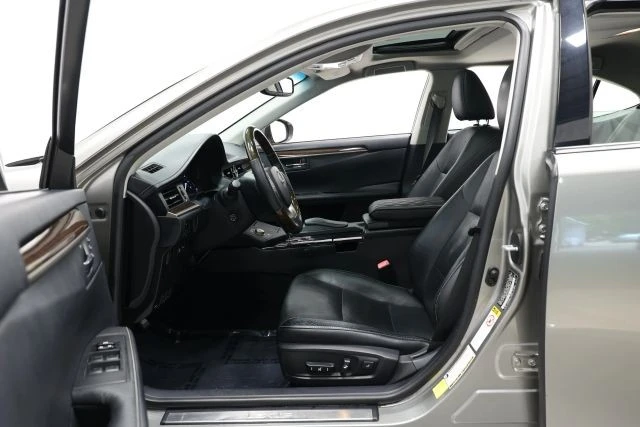 2015 Lexus ES 6th Gen - Image 12 of 31