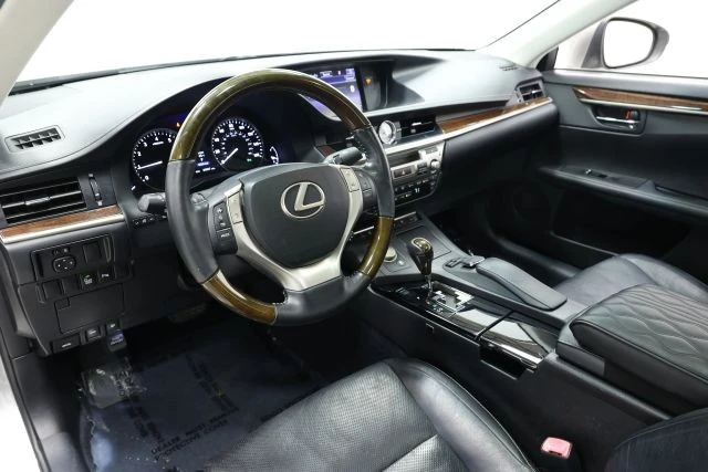 2015 Lexus ES 6th Gen - Image 17 of 31
