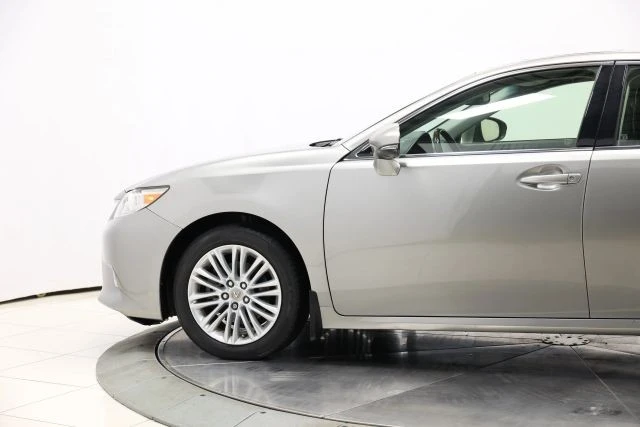2015 Lexus ES 6th Gen - Image 7 of 31