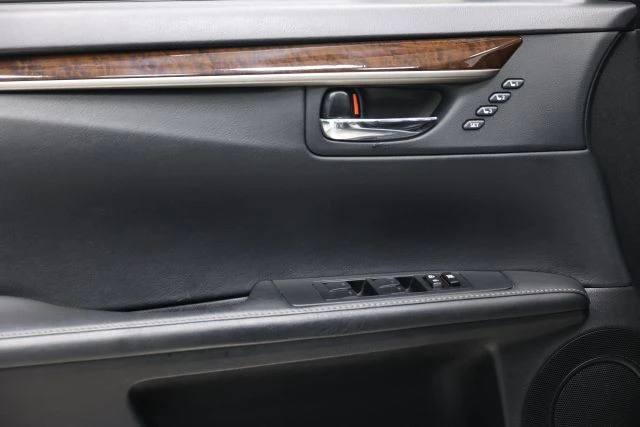 2015 Lexus ES 6th Gen - Image 11 of 31