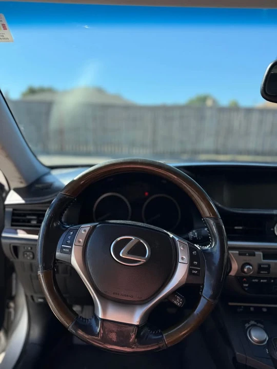 2015 Lexus ES 6th Gen - Image 5 of 9