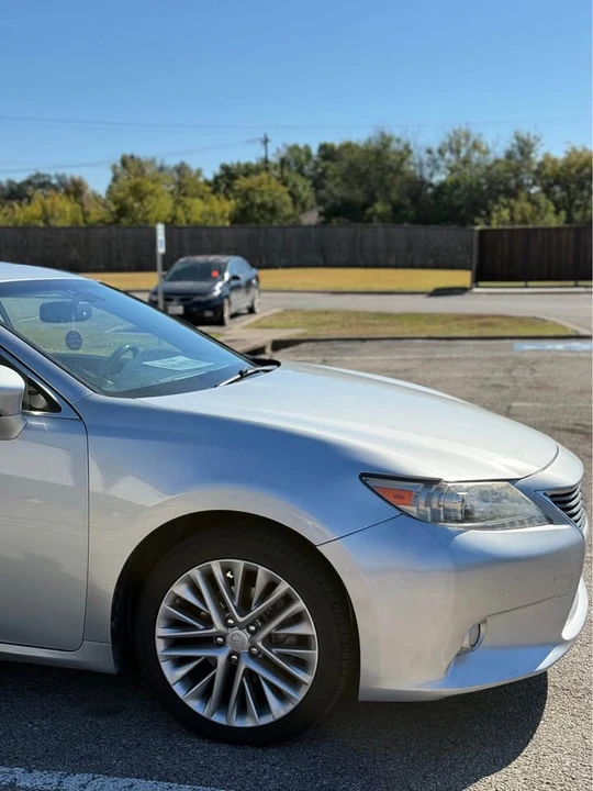2015 Lexus ES 6th Gen - Image 3 of 9