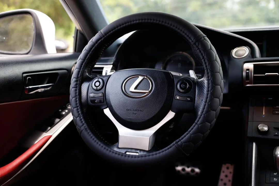 2015 Lexus IS 3rd Gen - Image 25 of 31