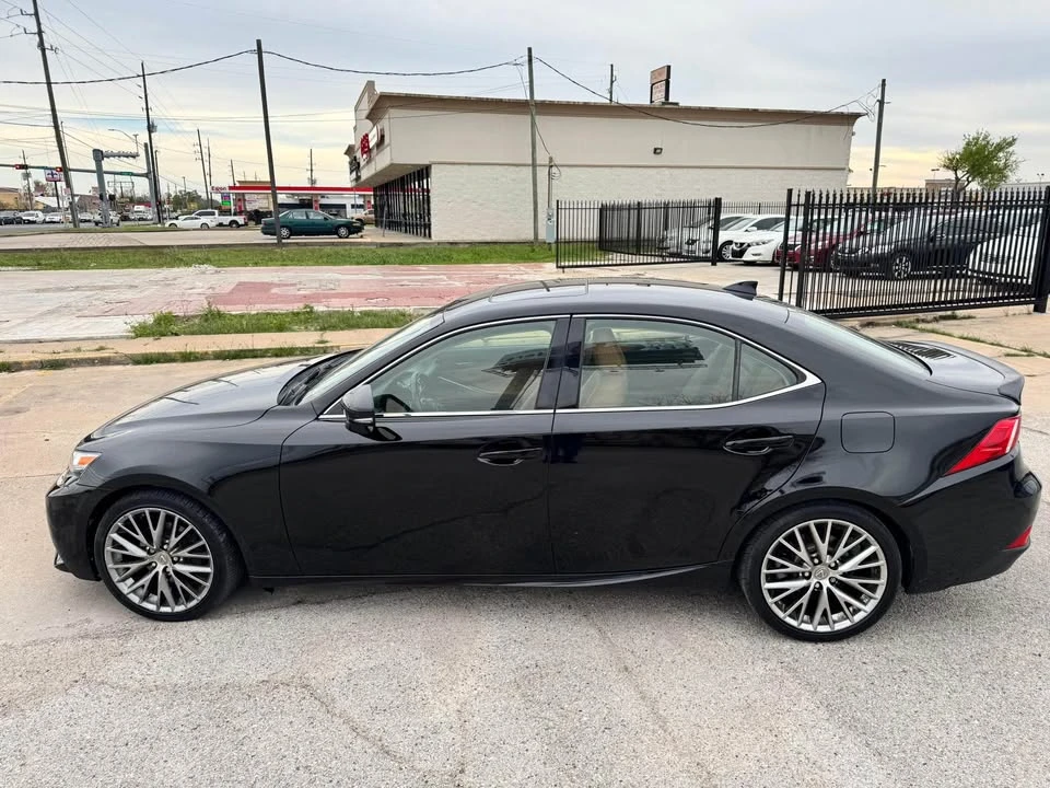 2015 Lexus IS - Image 12 of 18