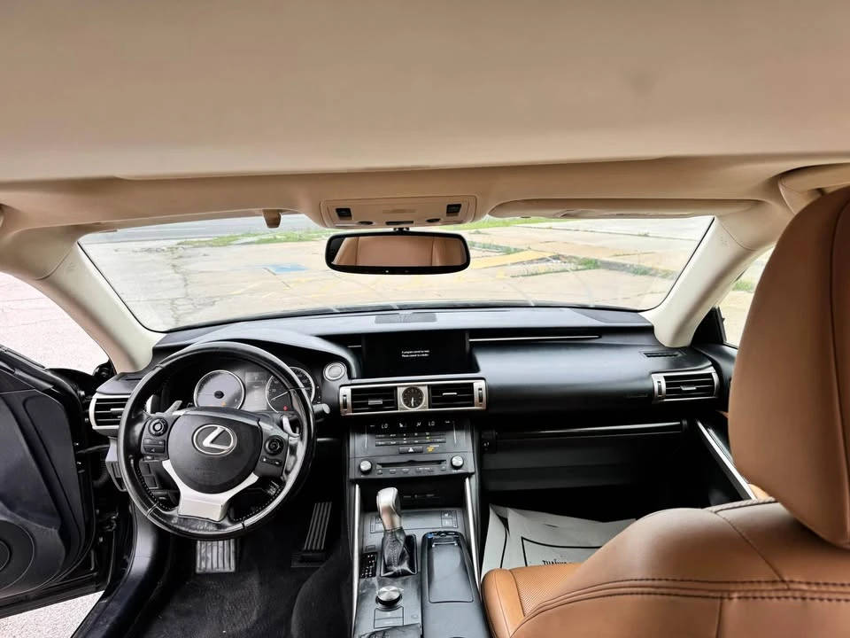 2015 Lexus IS - Image 17 of 18