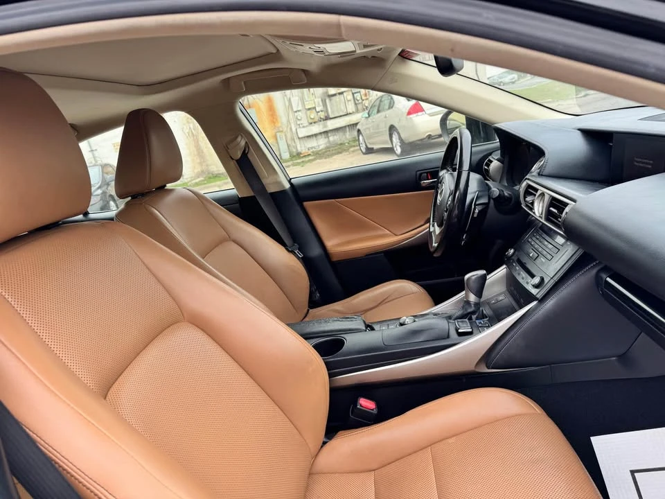 2015 Lexus IS - Image 16 of 18