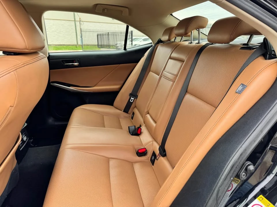 2015 Lexus IS - Image 10 of 18