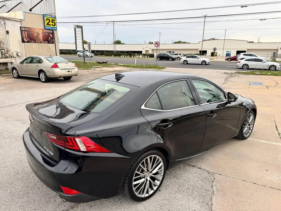 2015 Lexus IS - Image 14 of 18