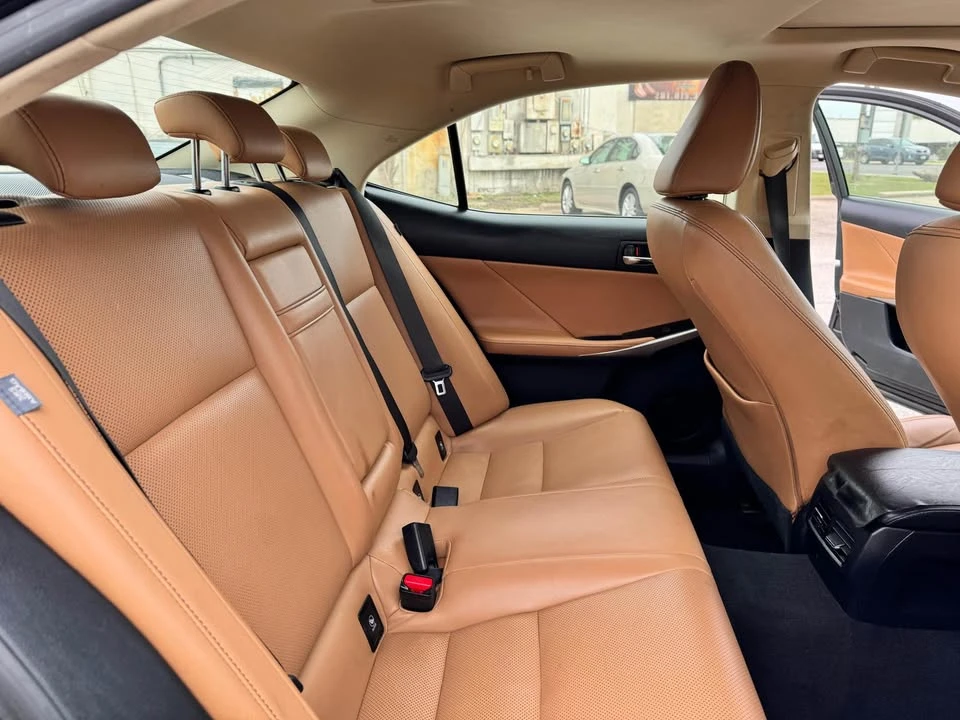 2015 Lexus IS - Image 6 of 18