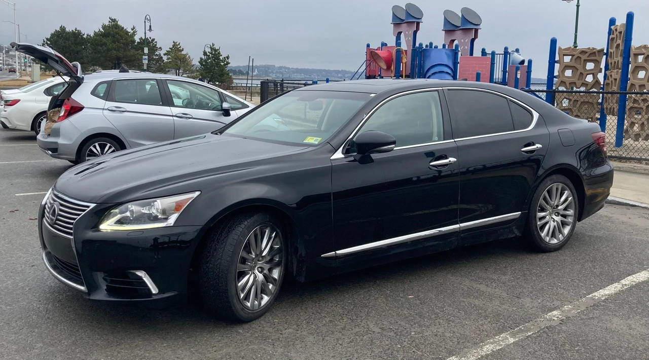 2015 Lexus LS 4th Gen - Image 12 of 31