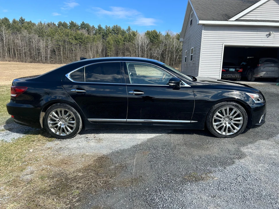 2015 Lexus LS 4th Gen - Image 19 of 31