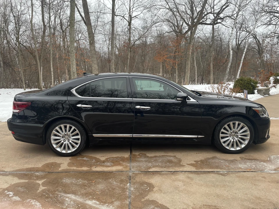 2015 Lexus LS 4th Gen - Image 16 of 31