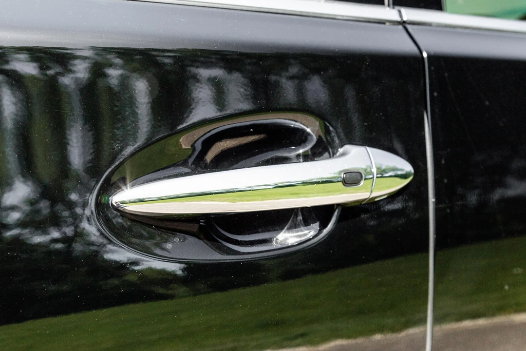 2015 Lexus LS 4th Gen - Image 25 of 31