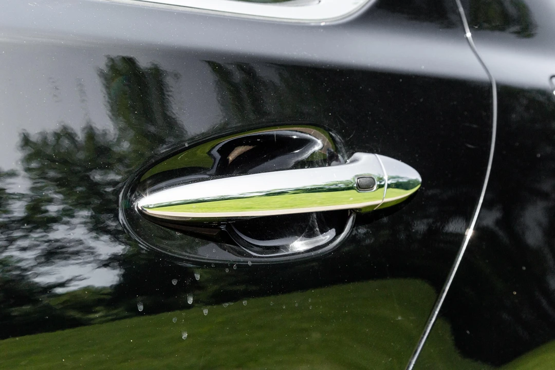 2015 Lexus LS 4th Gen - Image 26 of 31