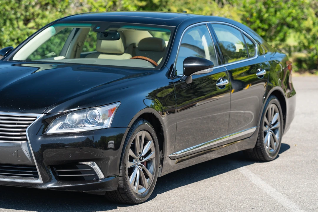 2015 Lexus LS 4th Gen - Image 25 of 31