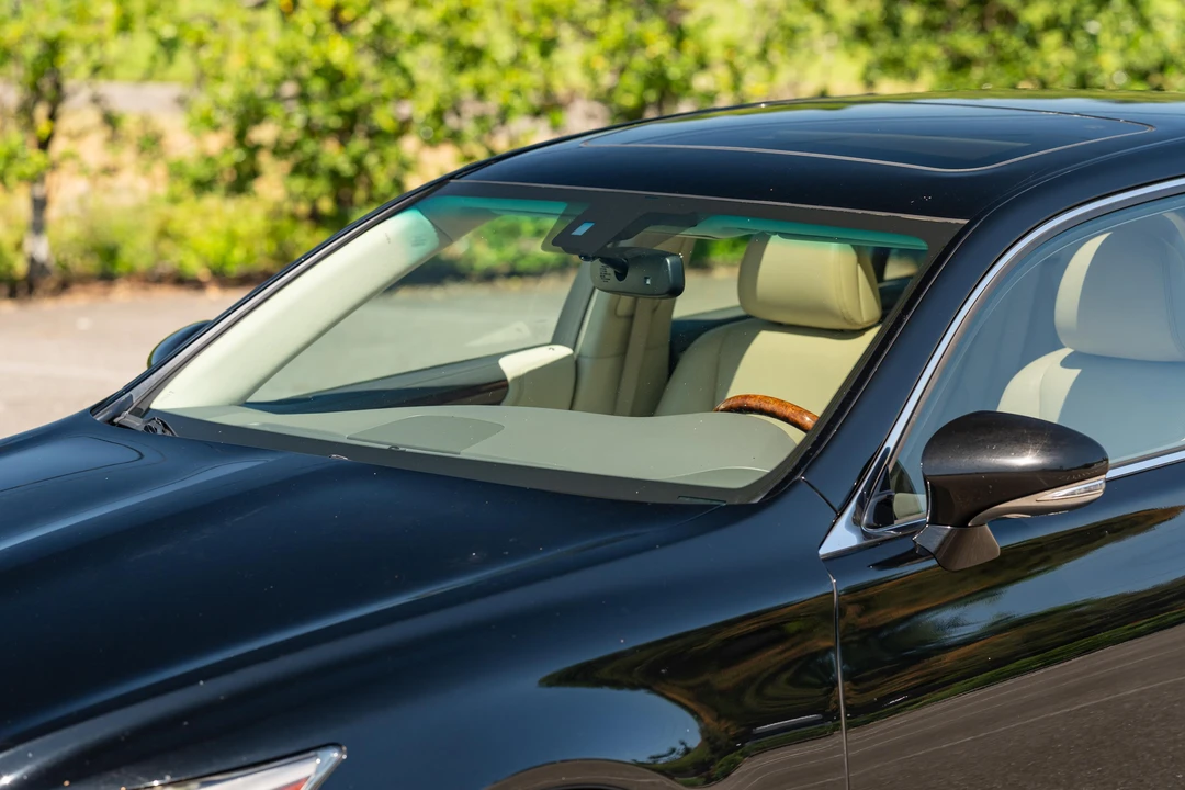 2015 Lexus LS 4th Gen - Image 24 of 31