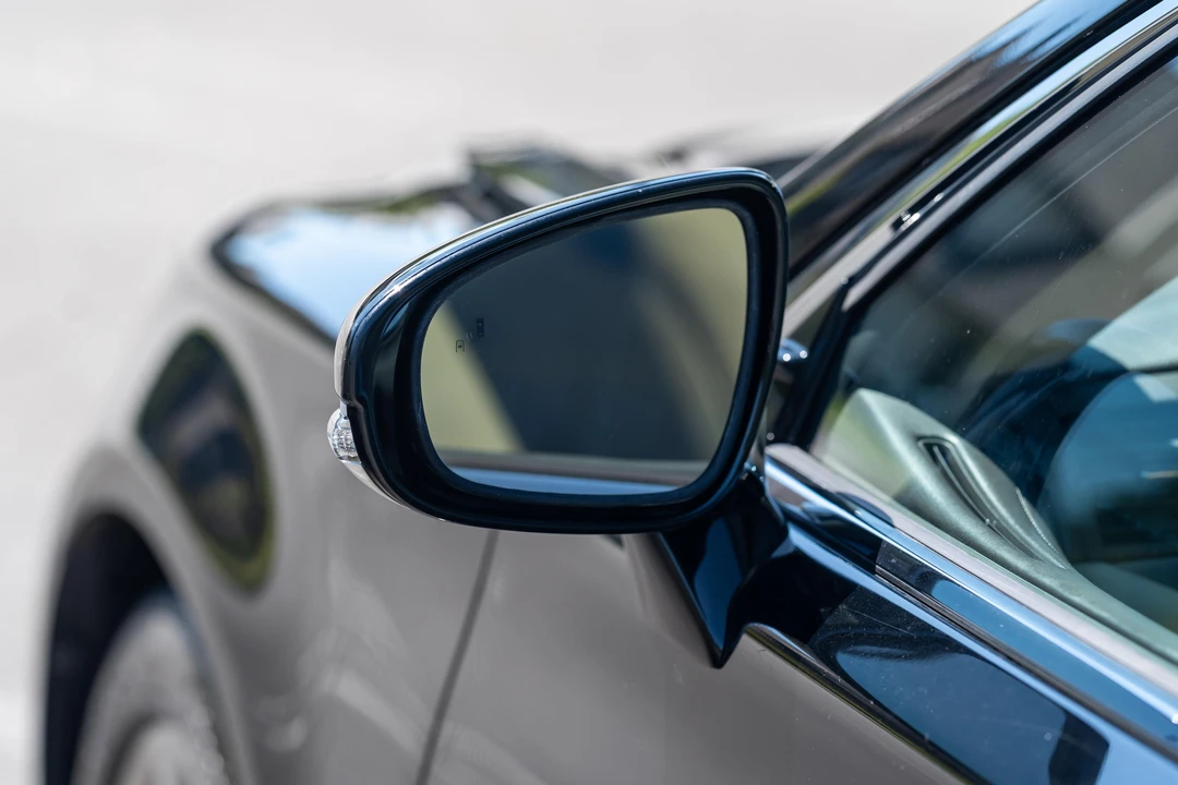 2015 Lexus LS 4th Gen - Image 28 of 31