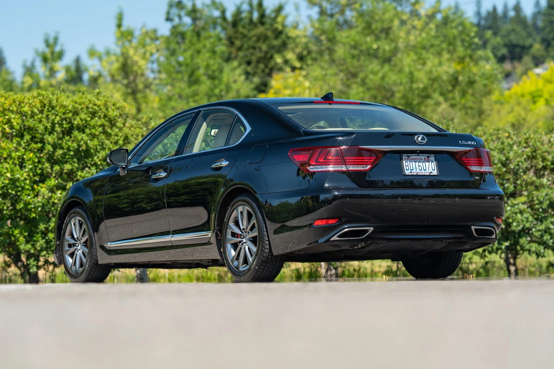 2015 Lexus LS 4th Gen - Image 10 of 31