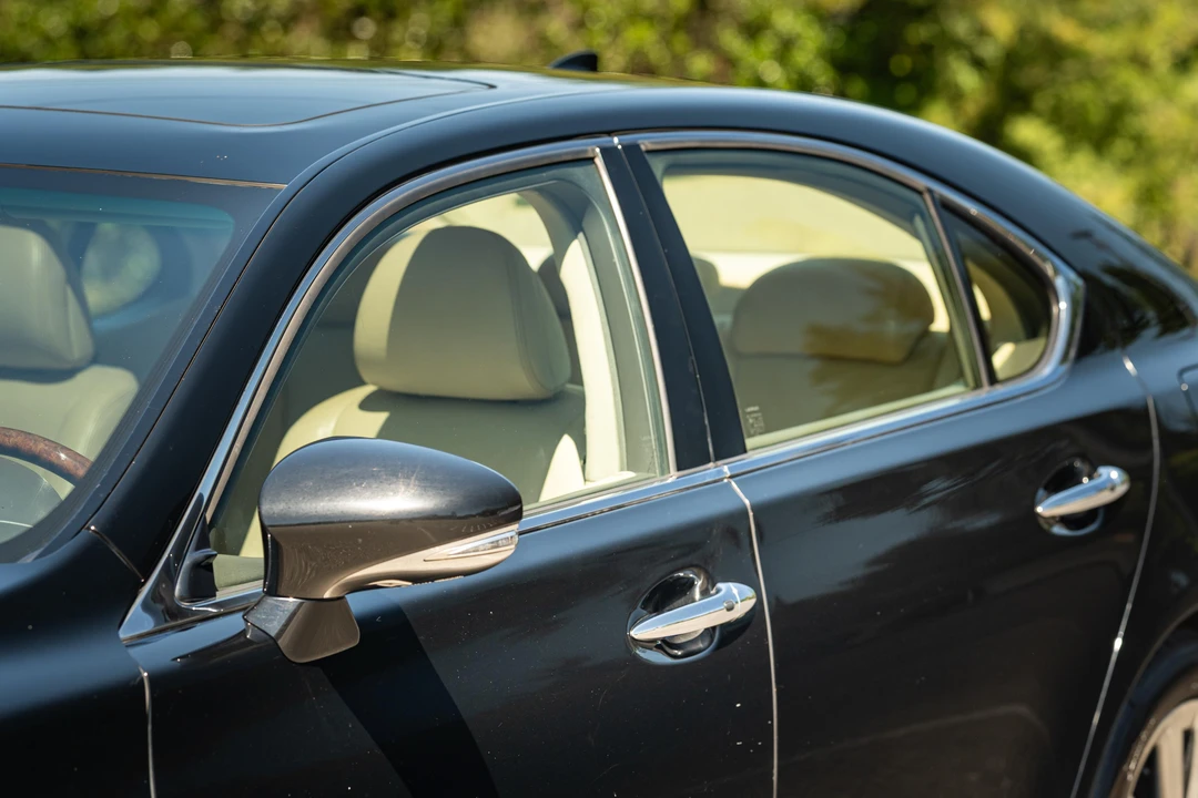 2015 Lexus LS 4th Gen - Image 29 of 31