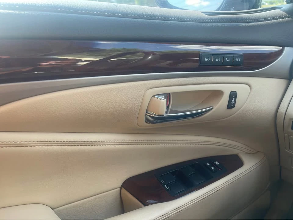 2015 Lexus LS 4th Gen - Image 16 of 18