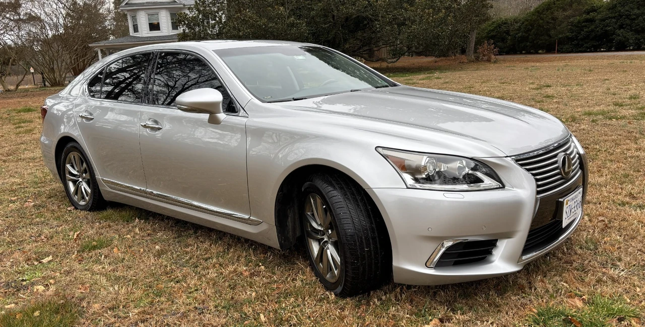 2015 Lexus LS 4th Gen - Image 19 of 21