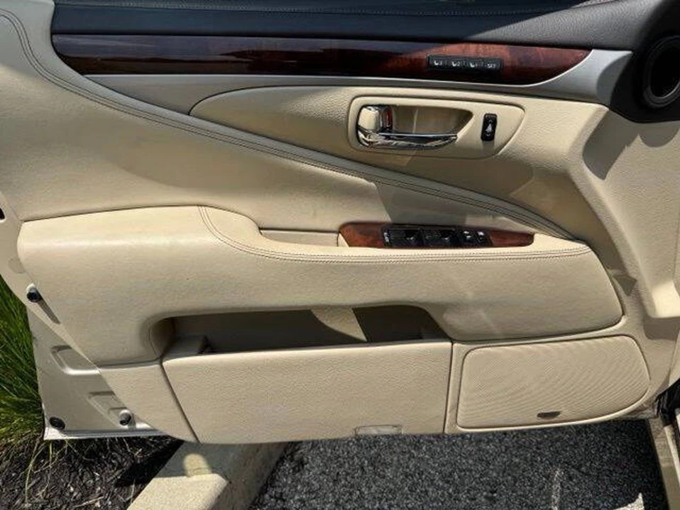 2015 Lexus LS 4th Gen - Image 15 of 16