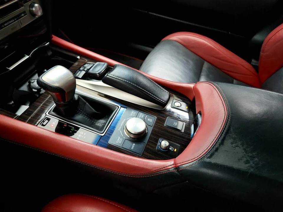 2015 Lexus LS 4th Gen - Image 19 of 31