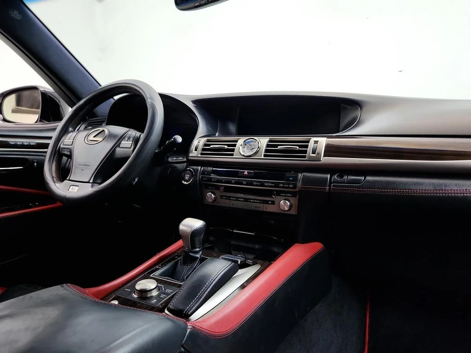 2015 Lexus LS 4th Gen - Image 26 of 31