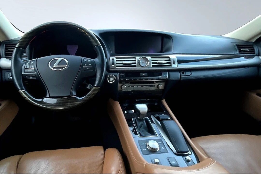 2015 Lexus LS 4th Gen - Image 17 of 21