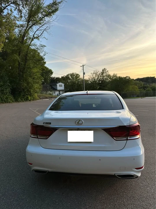 2015 Lexus LS 4th Gen - Image 9 of 12