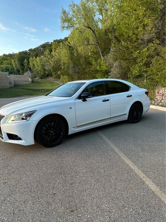 2015 Lexus LS 4th Gen - Image 7 of 12