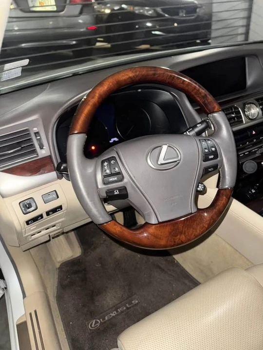 2015 Lexus LS 4th Gen - Image 14 of 20