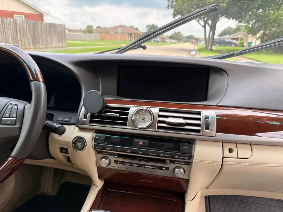 2015 Lexus LS 4th Gen - Image 8 of 10