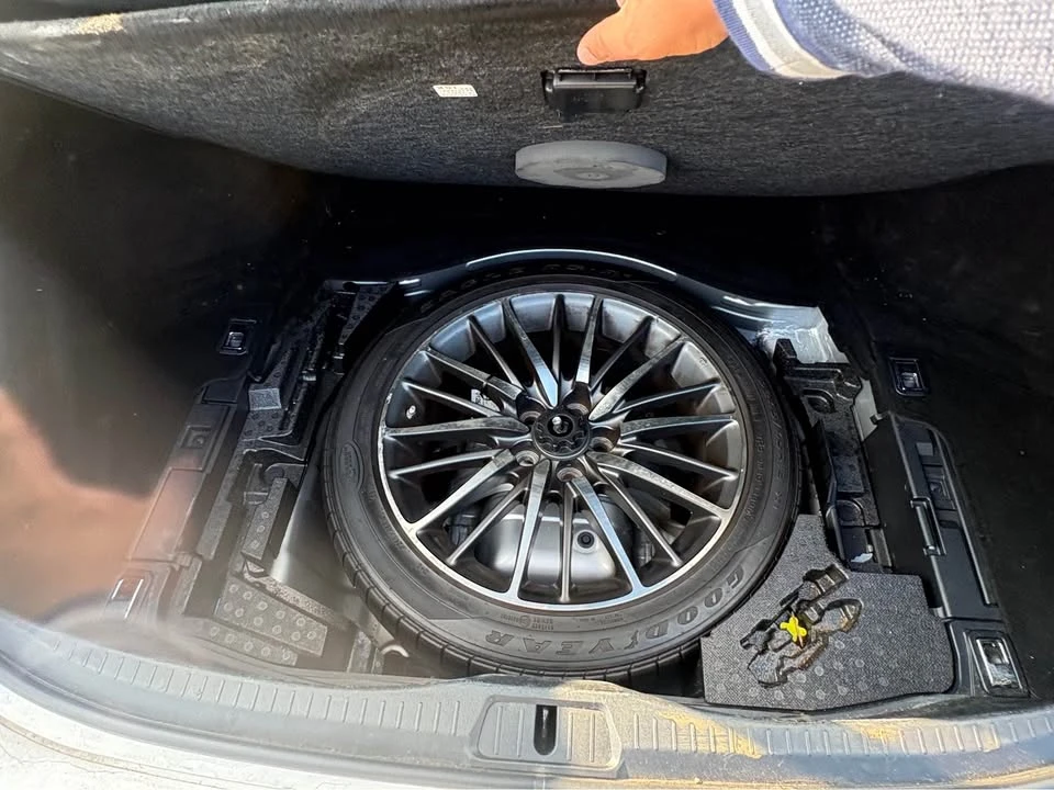 2015 Lexus LS 4th Gen - Image 16 of 20