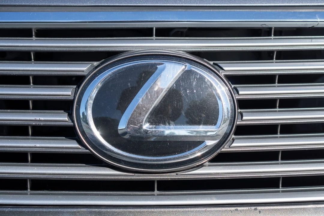 2015 Lexus LS 4th Gen - Image 29 of 31