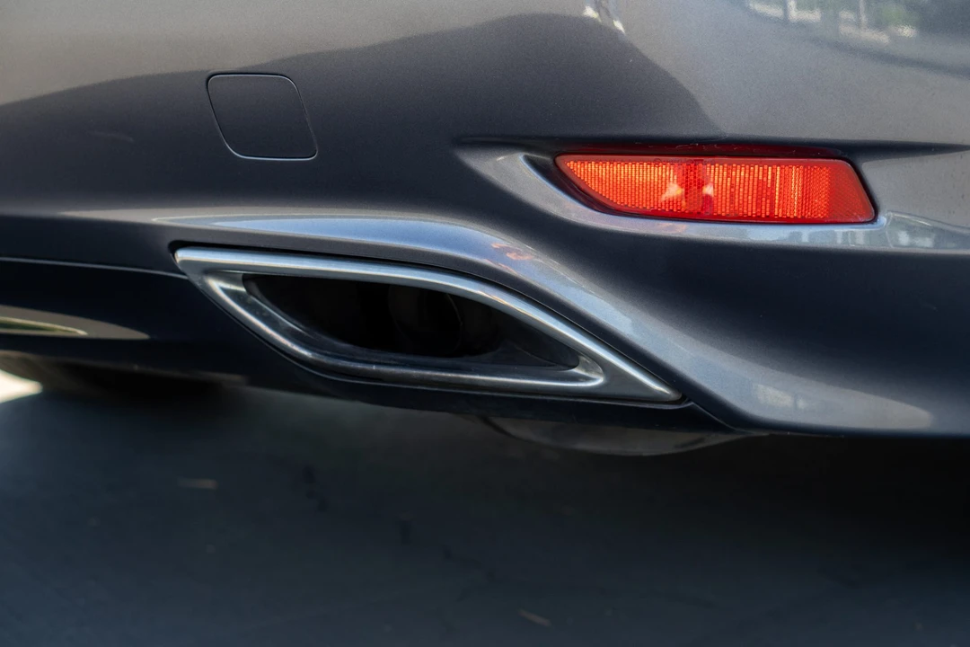2015 Lexus LS 4th Gen - Image 26 of 31