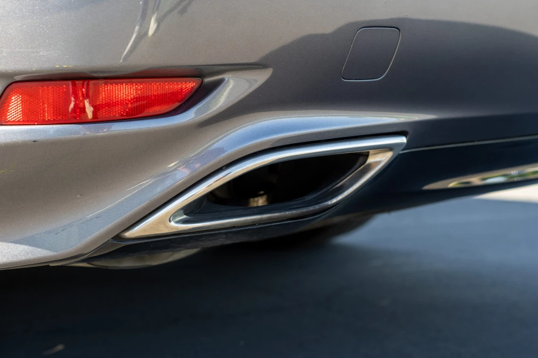 2015 Lexus LS 4th Gen - Image 25 of 31