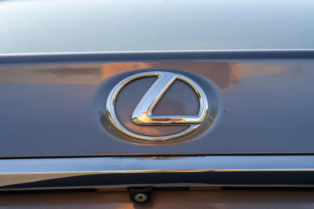 2015 Lexus LS 4th Gen - Image 30 of 31