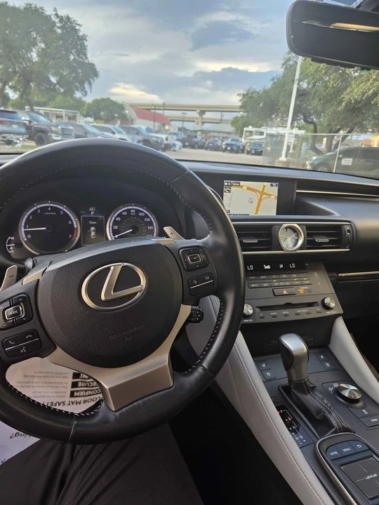 2015 Lexus RC - Image 16 of 17