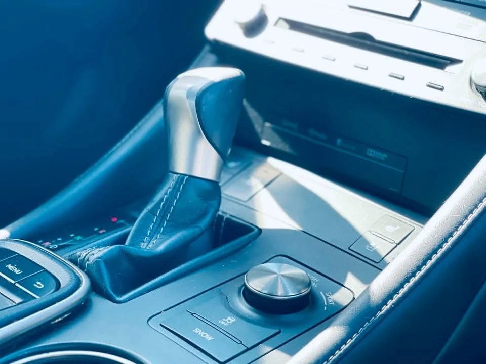 2015 Lexus RC - Image 15 of 19