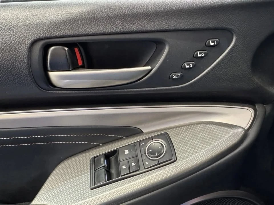 2015 Lexus RC - Image 11 of 19