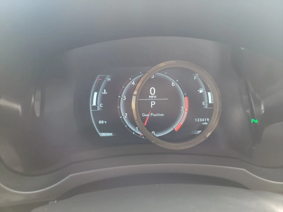 2015 Lexus RC - Image 18 of 20
