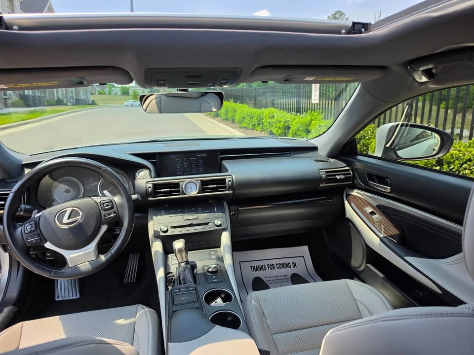 2015 Lexus RC - Image 17 of 19