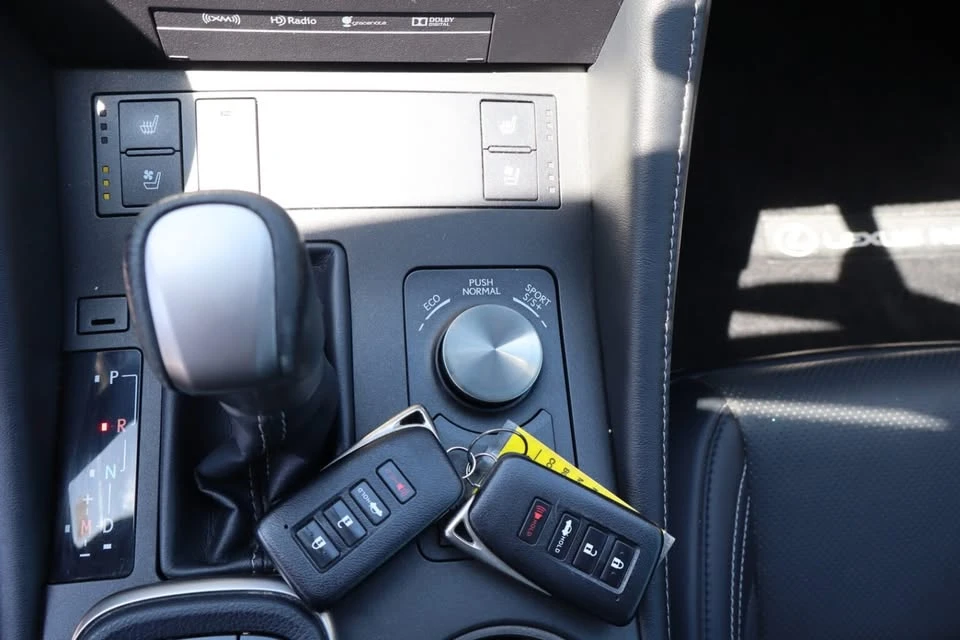 2015 Lexus RC - Image 9 of 13